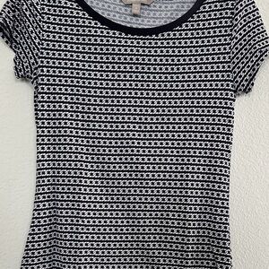 Banana Republic Blue and White Patterned Short Sleeve Top. Rayon/Cotton/Spandex